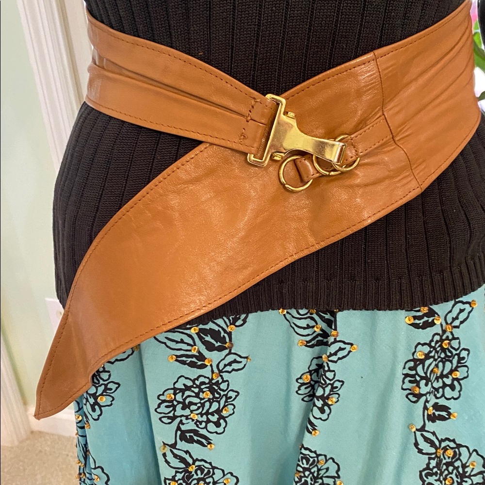 Beautiful saddle, tan leather belt